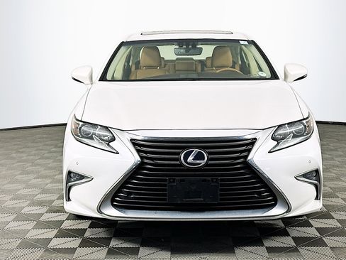 Used 2016 Lexus ES 300h Hybrid w/ Navigation System Package image 2