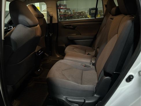 Used 2023 Toyota Highlander LE AWD/4WD image 8