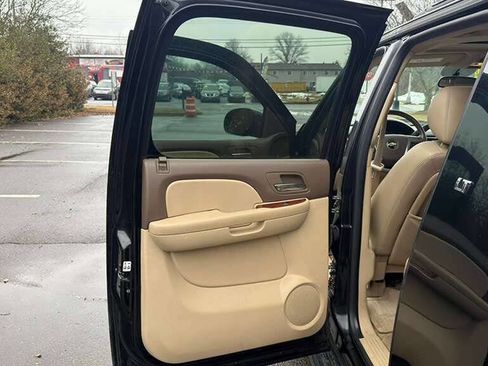 Used 2010 Chevrolet Suburban LT image 17