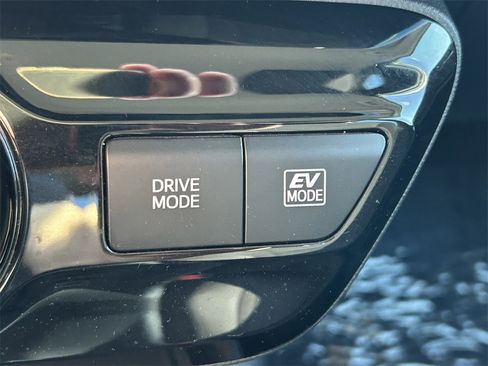 Used 2022 Toyota Prius L Eco image 25