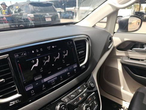 Used 2023 Chrysler Pacifica Touring-L FWD image 1