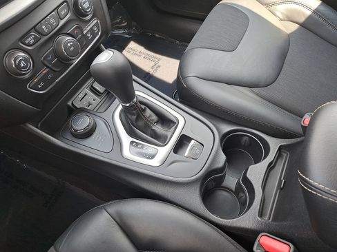 Used 2018 Jeep Cherokee Latitude Plus w/ Cold Weather Group AWD/4WD image 23