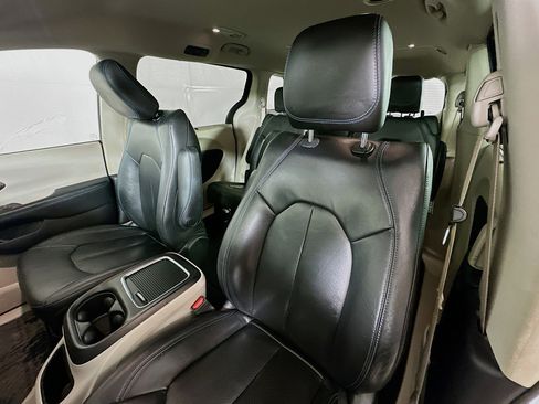 Used 2021 Chrysler Pacifica Touring-L AWD/4WD image 19