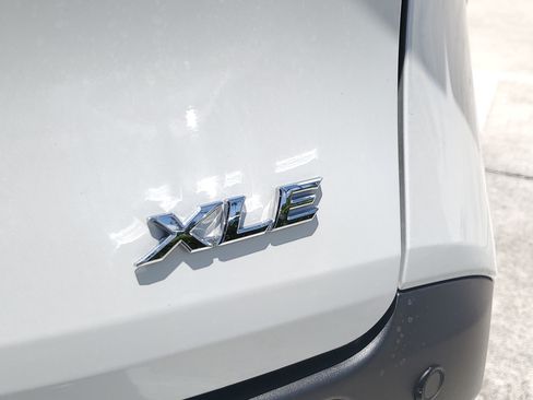 Certified 2025 Toyota Sienna XLE FWD image 8