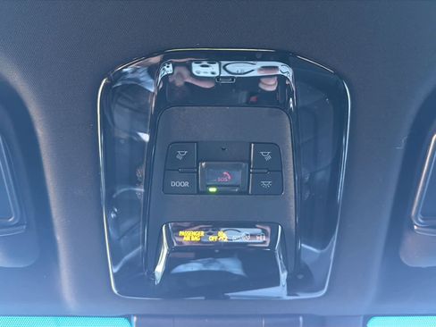 Used 2023 Toyota Venza Limited image 19