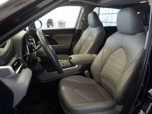 Used 2022 Toyota Highlander XLE image 19