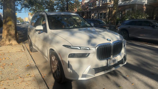 Used 2024 BMW X7 xDrive40i w/ Executive Package AWD/4WD image 4