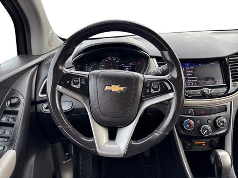 Used 2020 Chevrolet Trax LT w/ LT Convenience Package image 18