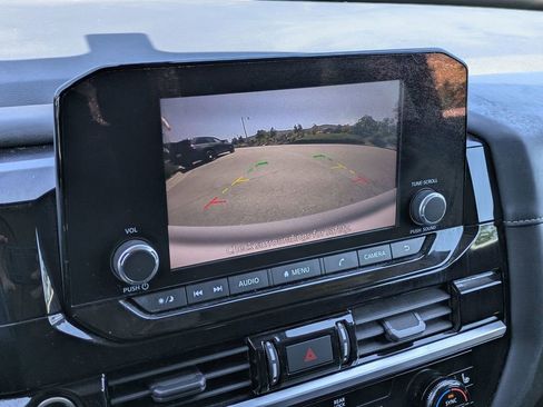 Used 2022 Nissan Pathfinder SV image 17