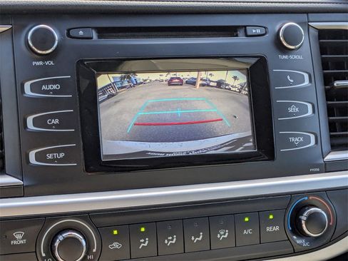 Used 2018 Toyota Highlander LE image 17