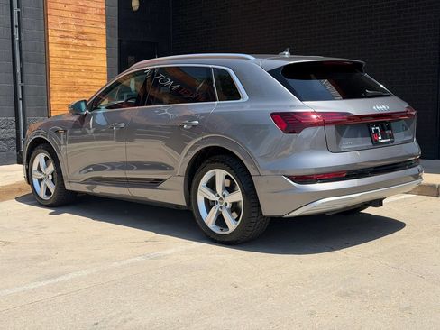 Used 2019 Audi e-tron Prestige w/ Prestige Package AWD/4WD image 3
