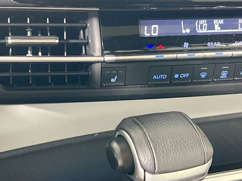 Used 2022 Toyota Sienna XSE AWD/4WD image 19