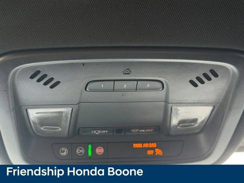 Used 2023 Chevrolet Traverse Premier FWD image 30