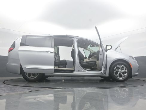 Used 2023 Chrysler Pacifica Limited FWD image 59