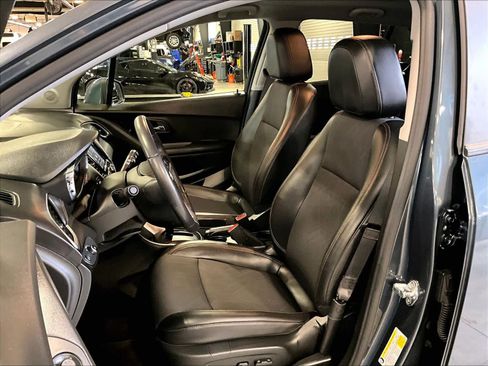 Used 2022 Chevrolet Trax LT w/ LT Convenience Package image 10