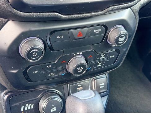 Used 2019 Jeep Renegade Latitude w/ Cold Weather Group image 15