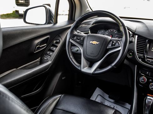 Used 2017 Chevrolet Trax Premier w/ Driver Confidence II Package AWD/4WD image 35