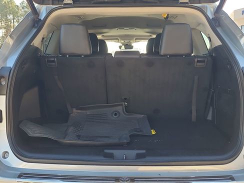 Used 2020 Toyota Highlander XLE image 17