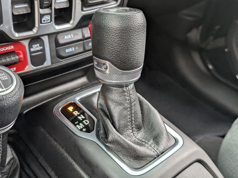 Used 2025 Jeep Wrangler Willys image 32