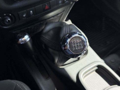 Used 2018 Jeep Wrangler Unlimited Sahara w/ Connectivity Group AWD/4WD image 26