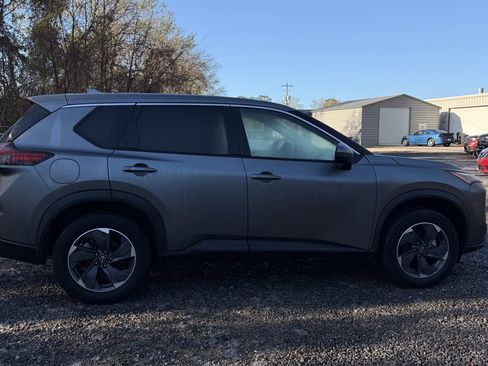 Used 2024 Nissan Rogue SV image 8