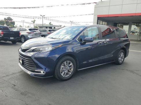 Used 2022 Toyota Sienna XLE image 7