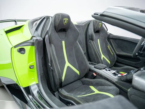 Used 2019 Lamborghini Huracan Performante AWD/4WD image 32
