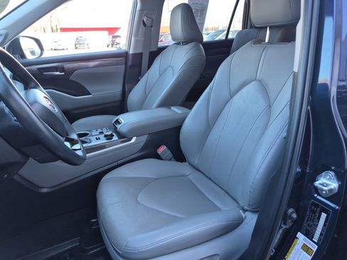 Used 2023 Toyota Highlander L image 12