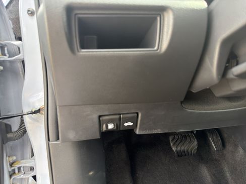 Used 2025 Nissan Versa SR w/ Trunk Package FWD image 19