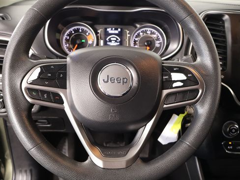 Used 2020 Jeep Cherokee Latitude FWD image 3