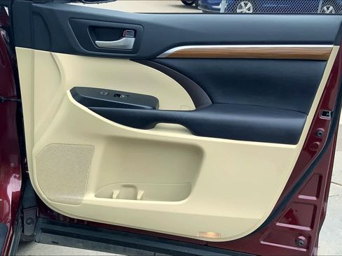 Used 2017 Toyota Highlander Limited Platinum FWD image 25