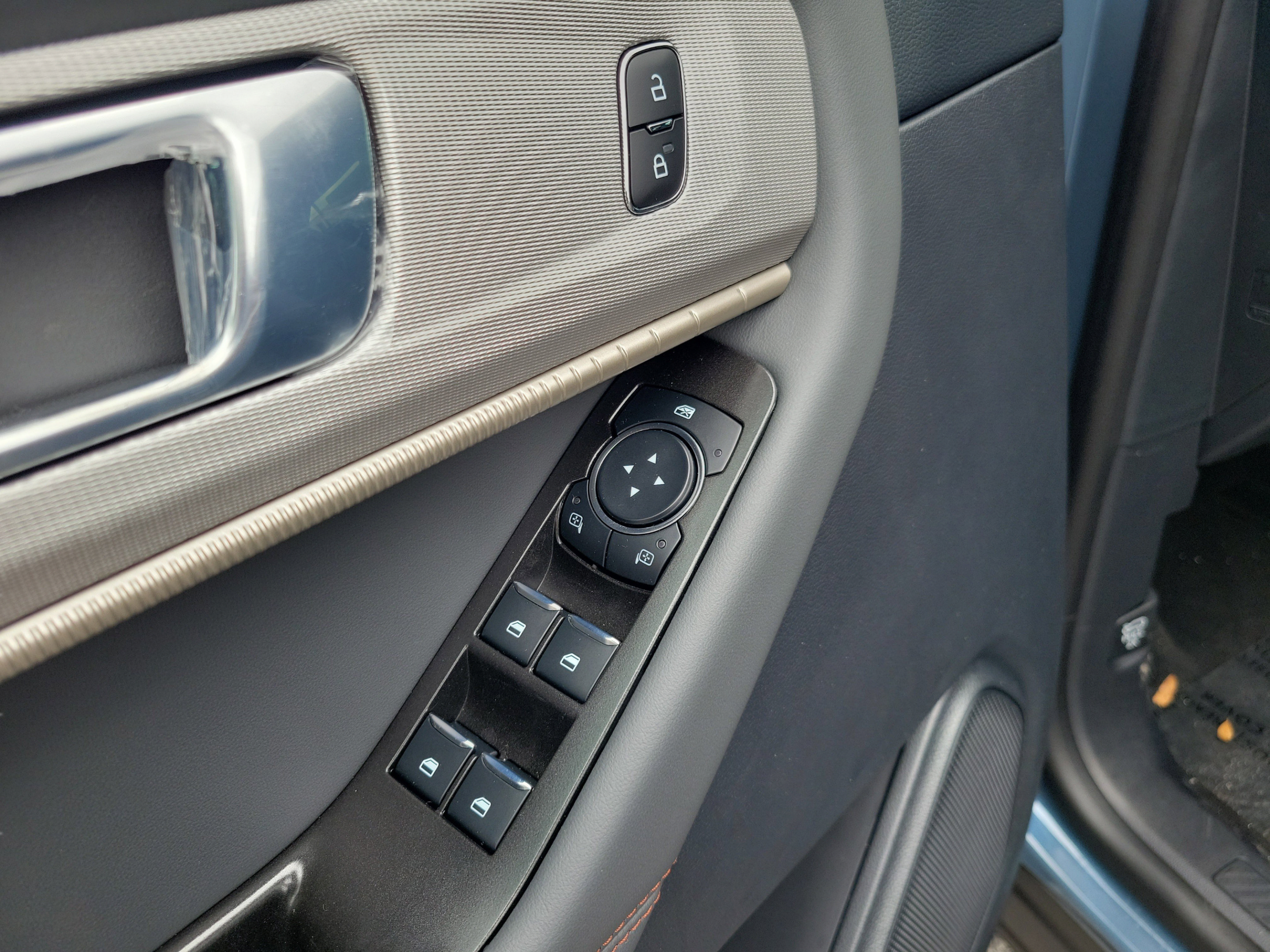 New 2026 Ford Explorer Active RWD image 15