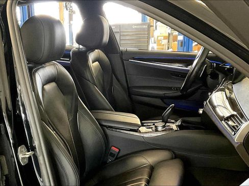Used 2019 BMW 530e w/ M Sport Package RWD image 8