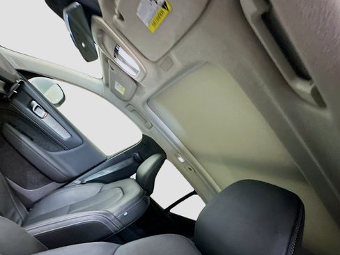 Used 2025 Volvo XC40 B5 Plus image 27