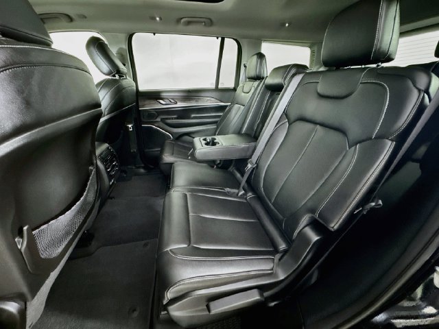 Used 2023 Jeep Grand Cherokee L Limited w/ Luxury Tech Group II AWD/4WD image 30