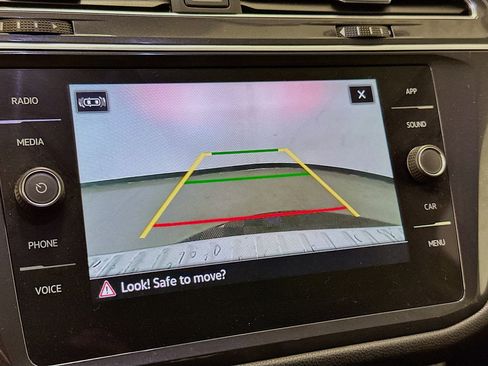 Used 2023 Volkswagen Tiguan SE w/ Panoramic Sunroof Package image 22