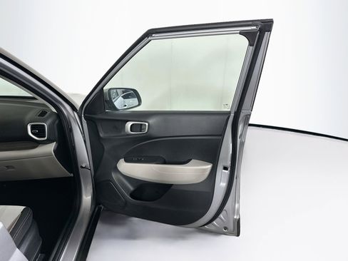Used 2025 Hyundai Venue SEL FWD image 32
