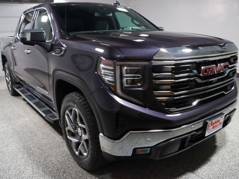 Used 2022 GMC Sierra 1500 SLT w/ SLT Premium Package AWD/4WD image 5