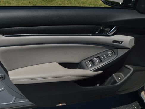 Used 2018 Honda Accord Touring image 9