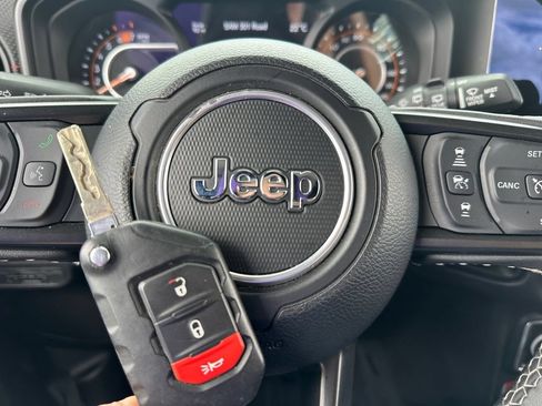 Used 2025 Jeep Wrangler Unlimited Rubicon AWD/4WD image 33