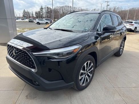 Used 2025 Toyota Corolla Cross XLE image 3