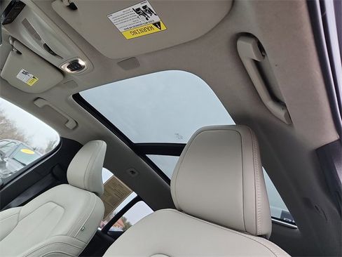 Used 2021 Volvo XC40 T5 Momentum w/ Premium Package image 14