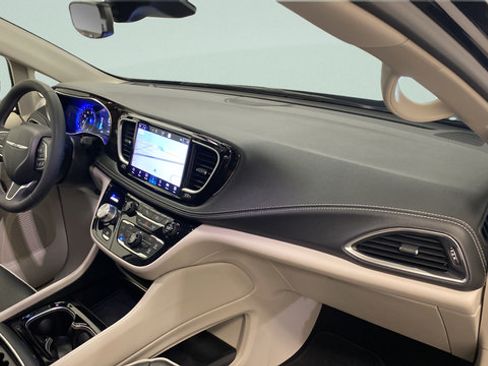 Used 2024 Chrysler Pacifica Limited FWD image 31