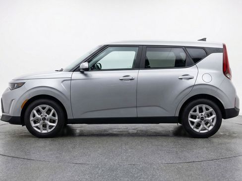 Used 2025 Kia Soul LX w/ LX Technology Package image 5