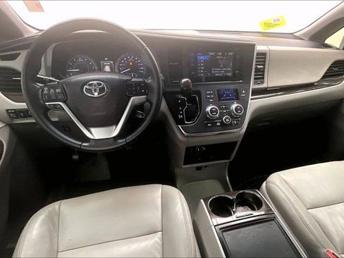Used 2017 Toyota Sienna XLE Premium w/ Cargo Management Package FWD image 15