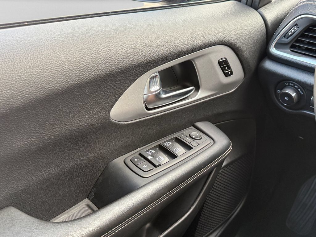Certified 2025 Chrysler Pacifica Limited FWD image 25
