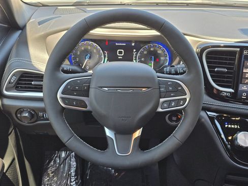 New 2027 Chrysler Pacifica Select FWD image 6