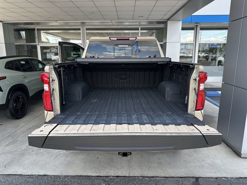 Used 2022 Chevrolet Silverado 1500 LT Trail Boss w/ LT Trail Boss Premium Package AWD/4WD image 35