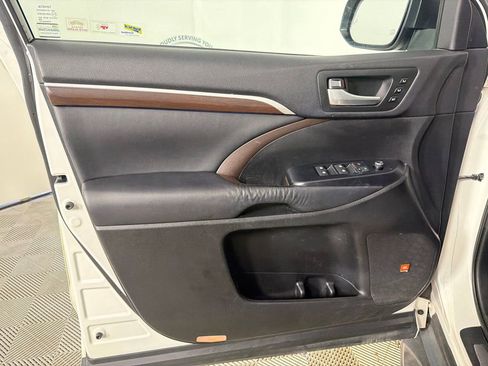 Used 2016 Toyota Highlander Limited w/ Driver Technology Package AWD/4WD image 12