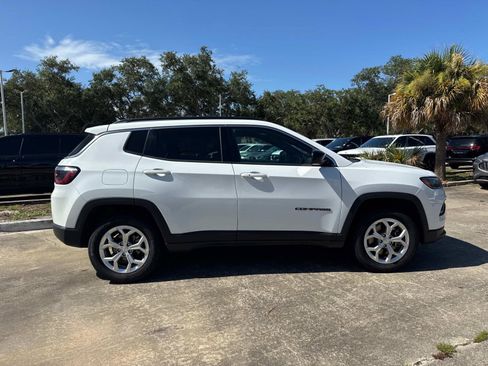 Used 2024 Jeep Compass Latitude AWD/4WD image 2